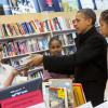 Barack Obama soutient les petits commerces en faisant du shopping avec ses filles Malia et Sasha le 24 novembre 2012