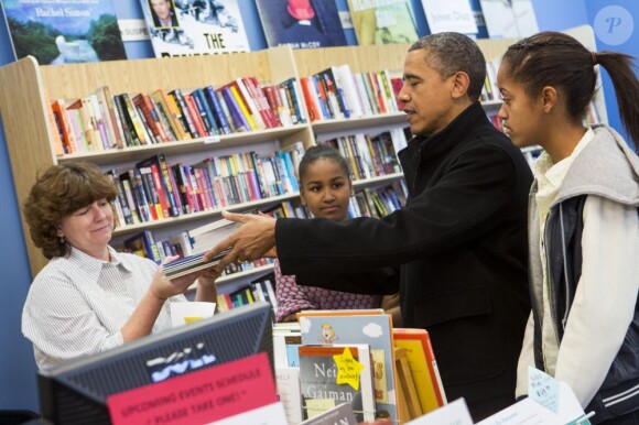 Barack Obama soutient les petits commerces en faisant du shopping avec ses filles Malia et Sasha le 24 novembre 2012