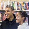 Barack Obama et sa fille Malia, complices dans une librairie le 24 novembre 2012