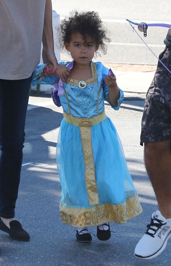 Exclusif - La fille d'Ellen Pompeo et Chris Ivery, Stella, trois ans, se rend à une fête déguisée en princesse. Los Angeles, le 24 novembre 2012.