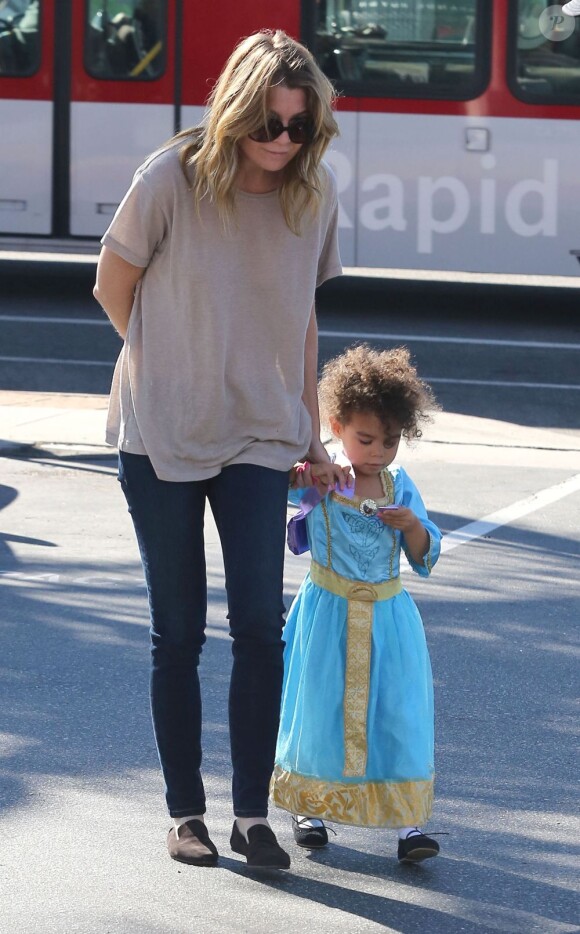 Exclusif - Ellen Pompeo et sa fille Stella, déguisée en princesse pour se rendre à une fête d'anniversaire déguisée. Los Angeles, le 24 novembre 2012.