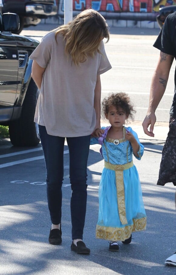 Exclusif - Ellen Pompeo et sa fille Stella déguisée en princesse à Los Angeles. Le 24 novembre 2012.