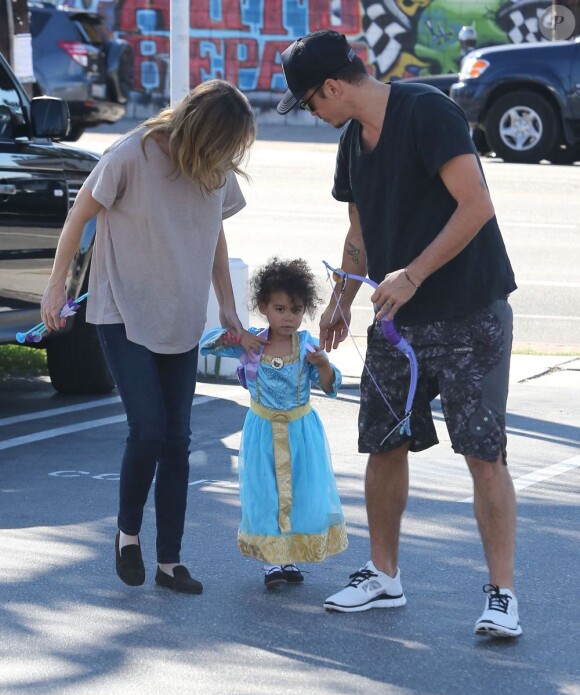 Exclusif - La petite Stella, trois ans, joue les princesses sous l'oeil de sa mère Ellen Pompeo et d'un proche. Los Angeles, le 24 novembre 2012.