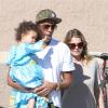Ellen Pompeo, son mari Chris Ivery et leur fille Stella quittent un magasin Toys'R'Us à Los Angeles. Le 24 novembre 2012.