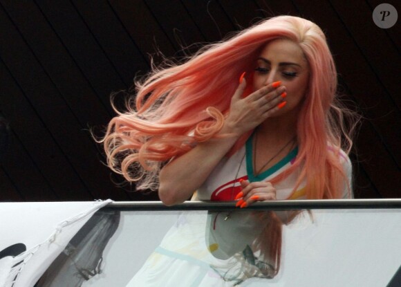 Lady Gaga fait une halte dans les favelas de Rio de Janeiro au Brésil le 8 novembre 2012.