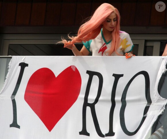 Lady Gaga fait signe à ses fans à Rio de Janeiro au Brésil le 8 novembre 2012.