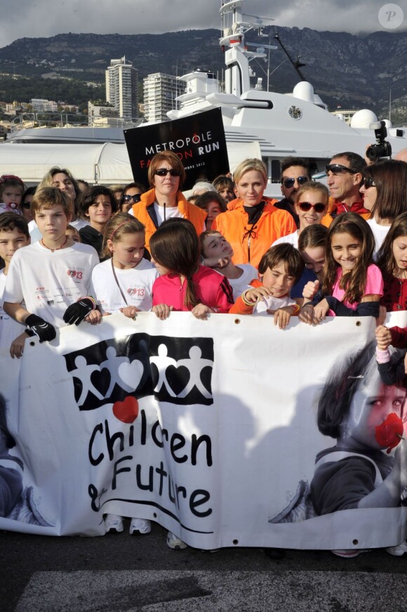 La princesse Charlene de Monaco bien entourée à l'arrivée de la 13e édition de la course No Finish Line le 25 novembre 2012, un marathon caritatif sur le port Hercule au profit de l'association Children & Future.