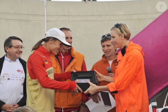 La princesse Charlene de Monaco récompense l'Australienne Sara Barnett à l'arrivée de la 13e édition de la course No Finish Line le 25 novembre 2012, un marathon caritatif sur le port Hercule au profit de l'association Children & Future.