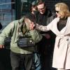 Sharon Stone courtisée par le Radioman pendant le tournage de Fading Gigolo à New York, le 26 novembre 2012.