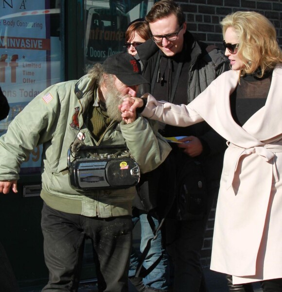 Sharon Stone courtisée par le Radioman pendant le tournage de Fading Gigolo à New York, le 26 novembre 2012.