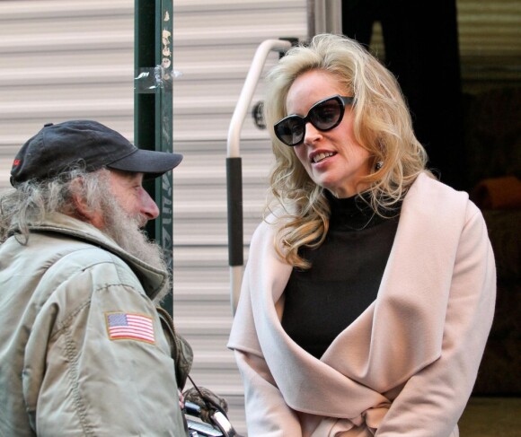 Sharon Stone discute avec le Radioman pendant le tournage de Fading Gigolo à New York, le 26 novembre 2012.