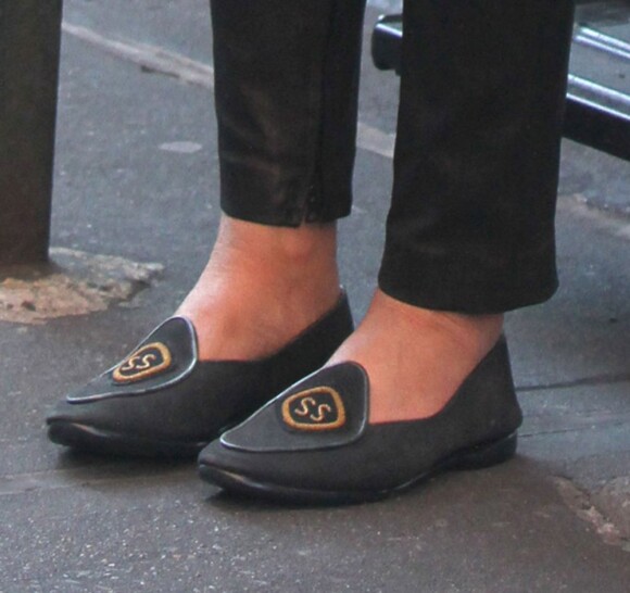 Sharon Stone ses chaussures avec ses initialess "SS" sur le tournage de Fading Gigolo à New York, le 26 novembre 2012.