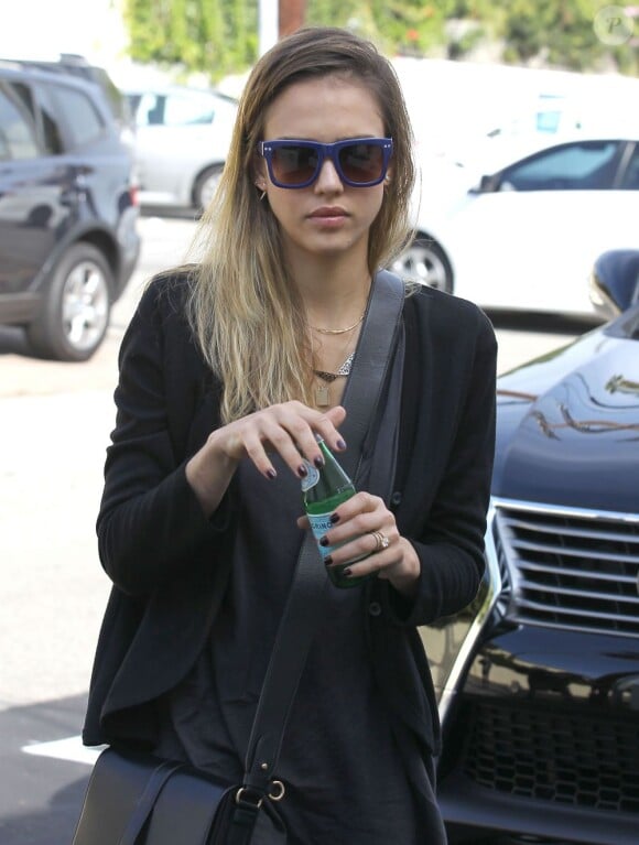 Jessica Alba tente de passer inaperçue à Beverly Hills le 27 novembre 2012