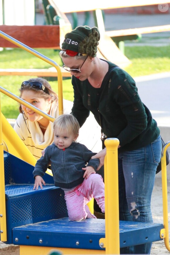 La chanteuse Pink et sa fille Willow au parc à Los Angeles le 27 novembre 2012.