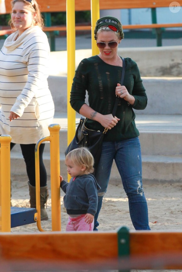 Pink et sa fille Willow au parc à Los Angeles le 27 novembre 2012.
