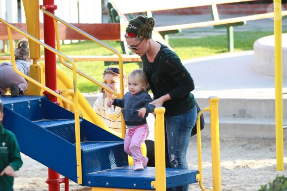 Pink et sa fille Willow sont au parc à Los Angeles le 27 novembre 2012.