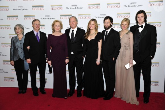 Les proches de Meryl Streep réunis pour la star honorée à Washington le 3 décembre 2011 : Harry Streep, Donald Gummer, Grace Gummer, Henry Gummer, Mamie Gummer, et Ben Walker