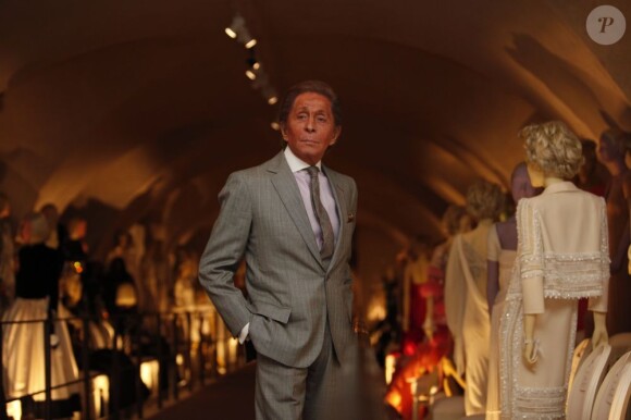 Valentino Garavani dévoile ses plus belles robes de haute couture grâce à l'exposition Valentino : Master of Couture à la Somerset House. Londres, le 28 novembre 2012.