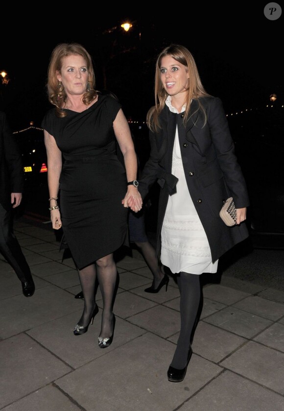 Sarah Ferguson et sa fille la princesse Beatrice d'York arrivent à l'after-party du créateur Valentino Garavani, célébrant son exposition Valentino : Master of Couture. Londres, le 28 novembre 2012.