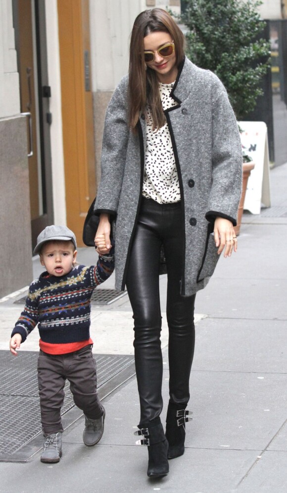 Miranda Kerr, stylée dans son manteau Isabel Marant, quitte son appartement avec son fils Flynn. New York, le 29 novembre 2012.