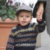 Miranda Kerr, stylée dans son manteau Isabel Marant, quitte son appartement avec son fils Flynn. New York, le 29 novembre 2012.