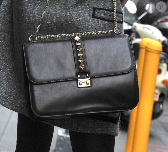 Le joli sac Valentino de Miranda Kerr, d'une valeur de 1 480 euros. New York, le 29 novembre 2012.