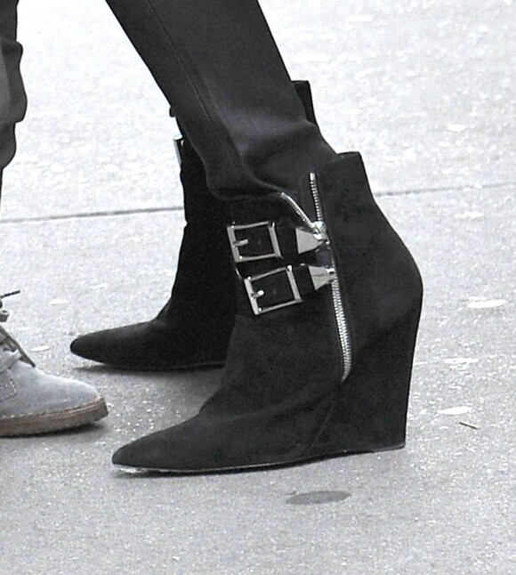 Miranda Kerr portait ces bottines à semelles compensées, fermeture éclair et boucles argentées à New York. Le 29 novembre 2012.