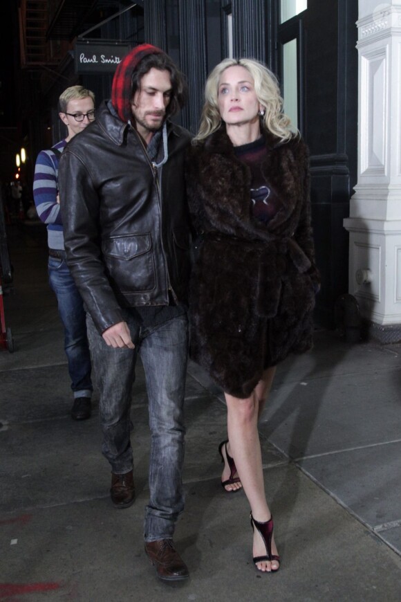Sharon Stone et son petit ami Martin Mica sur le tournage du film Fading Gigolo à New York, le 29 novembre 2012.