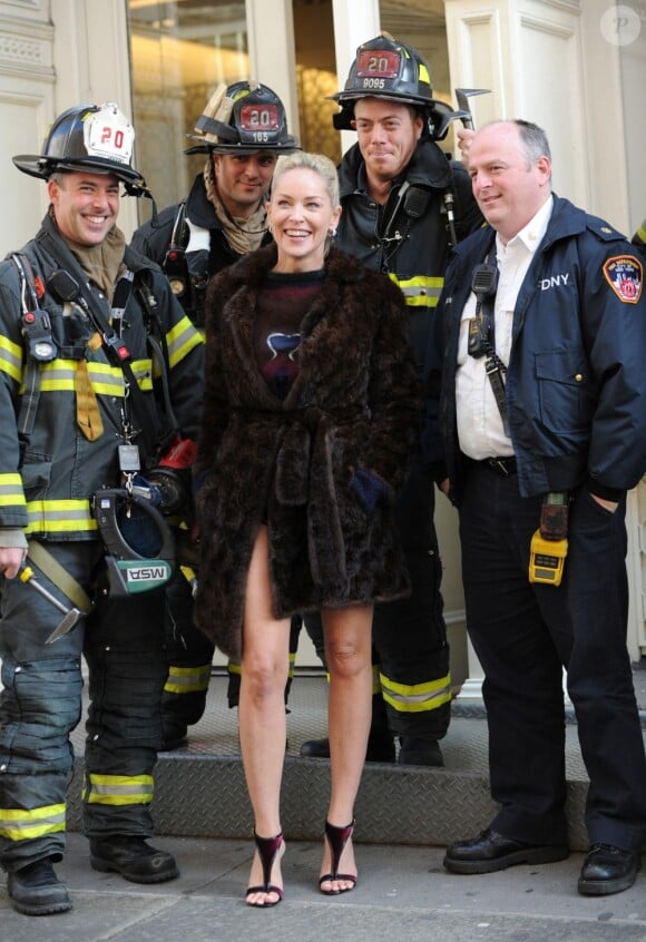 Sharon Stone et son feu ardent que même des pompiers ne pourraient éteindre, sur le tournage du film Fading Gigolo à New York, le 29 novembre 2012.