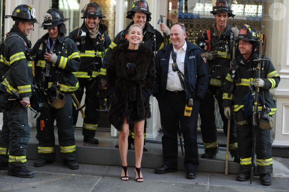 Sharon Stone sexy et amusée sur le tournage de Fading Gigolo à New York, le 29 novembre 2012.