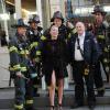 Sharon Stone s'amuse avec les pompiers de NY sur le tournage de Fading Gigolo à New York, le 29 novembre 2012.