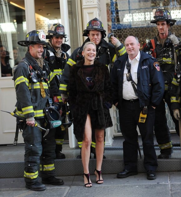 Sharon Stone s'amuse avec les pompiers de NY sur le tournage de Fading Gigolo à New York, le 29 novembre 2012.