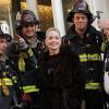 Sharon Stone au milieu des pompiers de NYC, sur le tournage de Fading Gigolo à New York, le 29 novembre 2012.