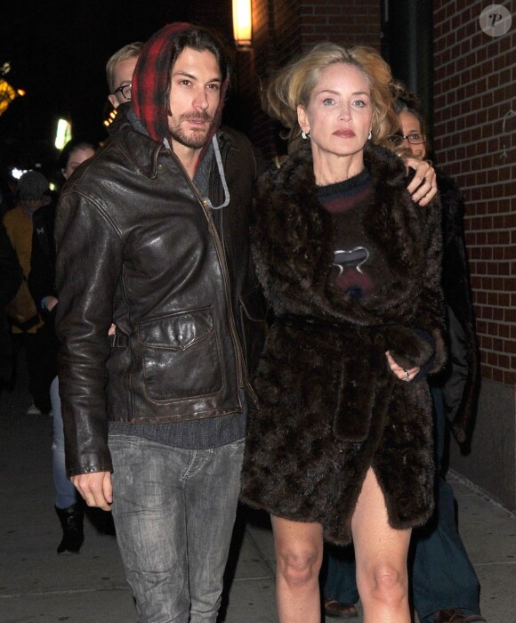 Sharon Stone, peu maquillée au côté de son petit ami Martin Mica sur le tournage de Fading Gigolo à New York, le 29 novembre 2012.