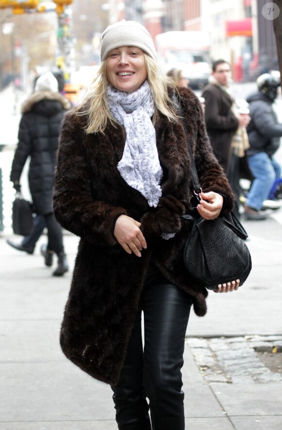 Sharon Stone bonnet sur la tête, arrive sur le tournage de Fading Gigolo à New York, le 29 novembre 2012.