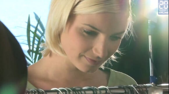 Nadège Lacroix de Secret Story 6 jouant Lisa sur le tournage de Sous le Soleil de Saint-Tropez (TMC)