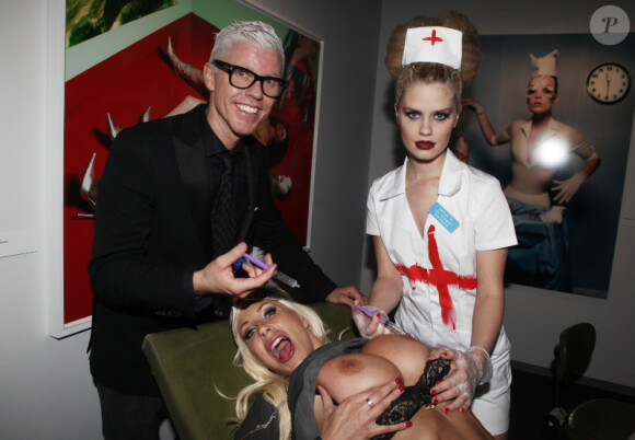 La pornstar Puma Swede et Bingo Rimér jouent au docteur pendant le vernissage de l'exposition "Burning Beauty" à Stockholm, le 29 novembre 2012.