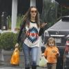 Alessandra Ambrosio et sa fille Anja dans les rues de Brentwood le 29 novembre 2012