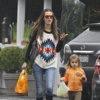 Alessandra Ambrosio et sa fille Anja : Complices pour un shopping pluvieux