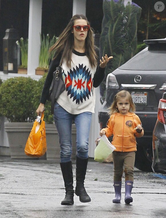 Alessandra Ambrosio et sa fille Anja dans les rues de Brentwood le 29 novembre 2012