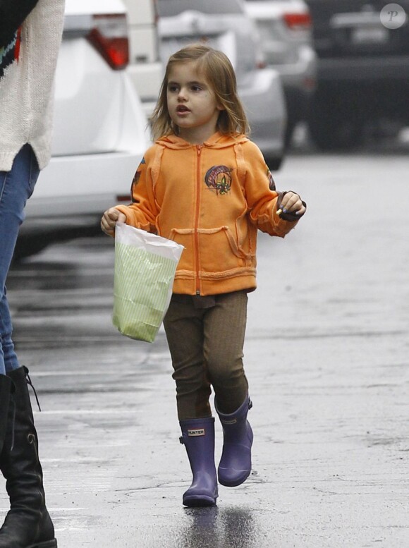L'adorable Anja fait les courses avec sa maman Alessandra Ambrosio à Brentwood le 29 novembre 2012