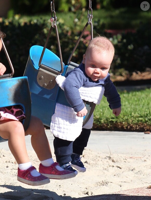 Elizabeth Berkley et son mari Greg Lauren emmènent leur fils Sky jouer au parc à Beverly Hills, le 18 novembre 2012.