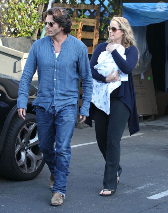 Elizabeth Berkley fait du shopping avec son mari Greg Lauren et Sky, le 17 septembre 2012.
