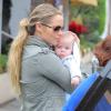 Elizabeth Berkley et son fils Sky se rendent chez le docteur à Los Angeles le 29 novembre 2012.