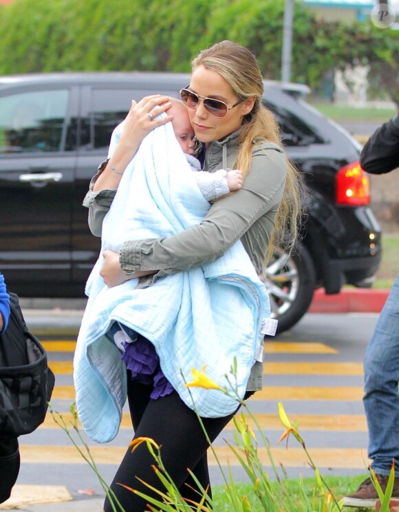 Elizabeth Berkley et son bébé Sky se rendent chez le docteur à Los Angeles le 29 novembre 2012.