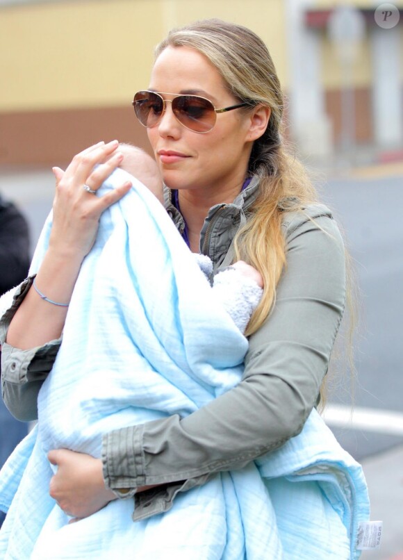 Elizabeth Berkley tient dans ses bras son fils Sky à Los Angeles le 29 novembre 2012.