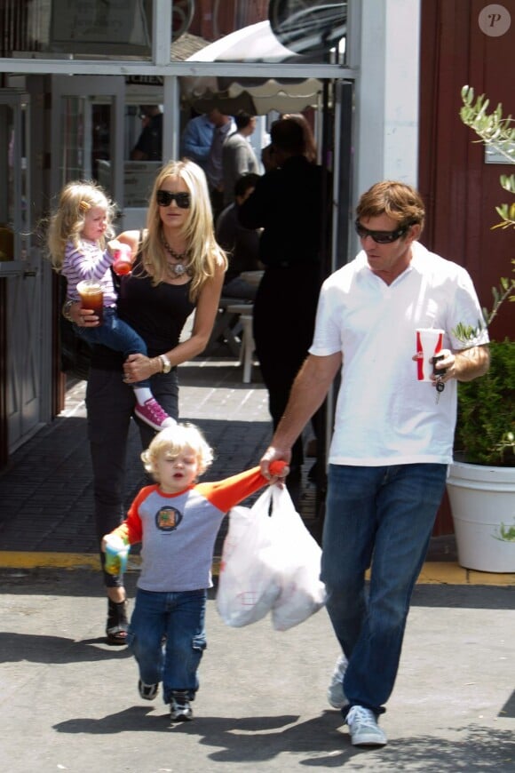 Dennis Quaid et sa femme Kimberly Buffington avec leurs jumeaux Thomas et Zoe en 2010. Fin 2012, le couple divorce.