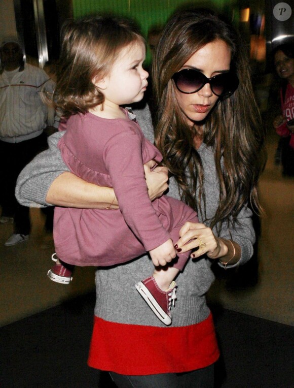 Victoria Beckham arrive à l'aéroport de Los Angeles avec Harper le 1er décembre 2012.