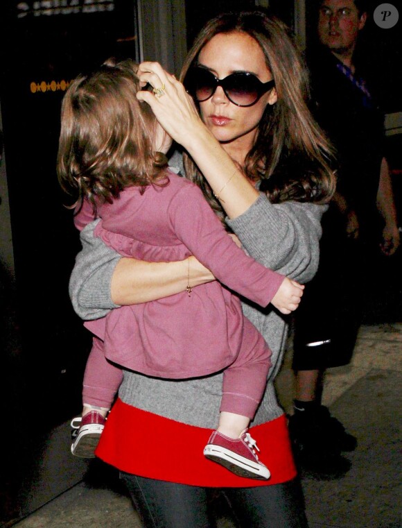 Victoria Beckham à l'aéroport de Los Angeles avec sa fille Harper le 1er décembre 2012.