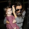 Victoria Beckham arrive à l'aéroport de Los Angeles avec sa fille Harper le 1er décembre 2012.